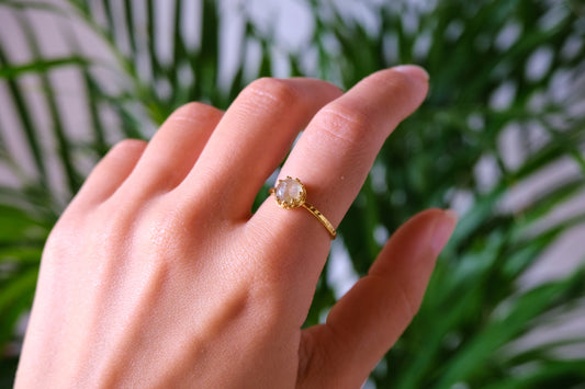 Anello con castone con pietra di labradorite