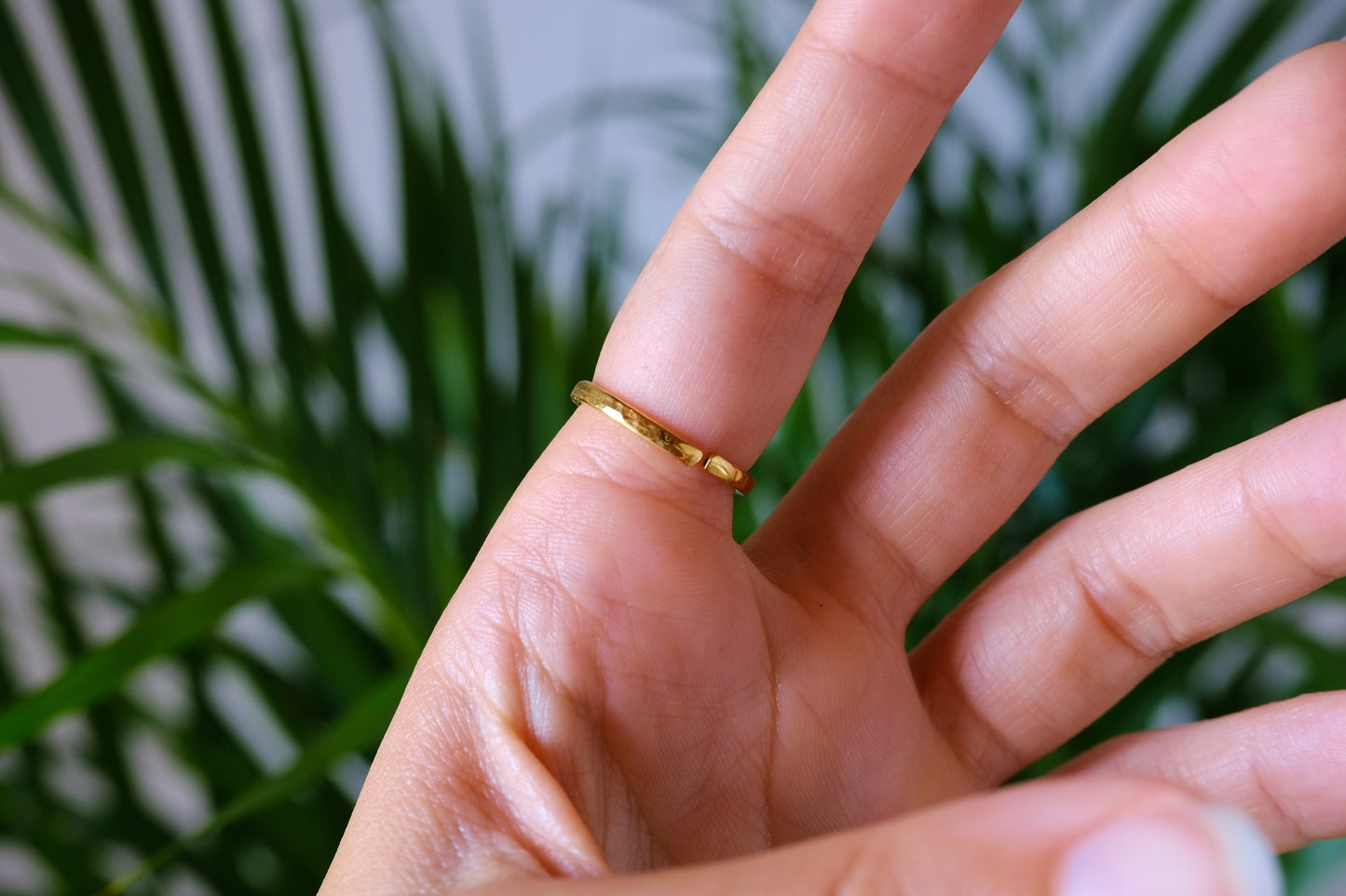 Anello placcato oro regolabile con pietra ovale di ametista