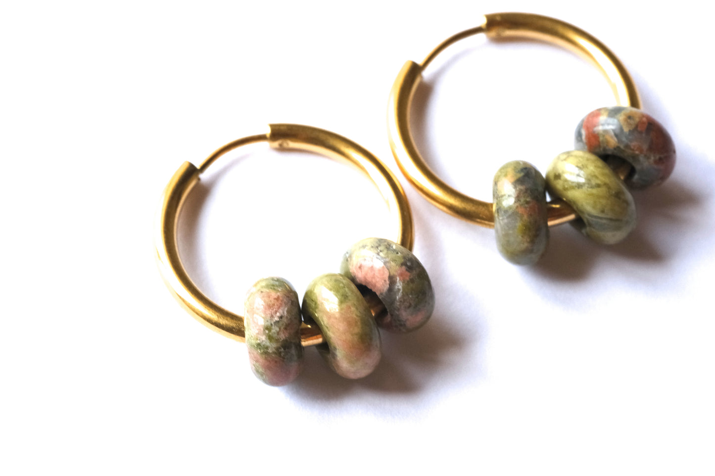 Orecchini a cerchio con tre pietre di unakite