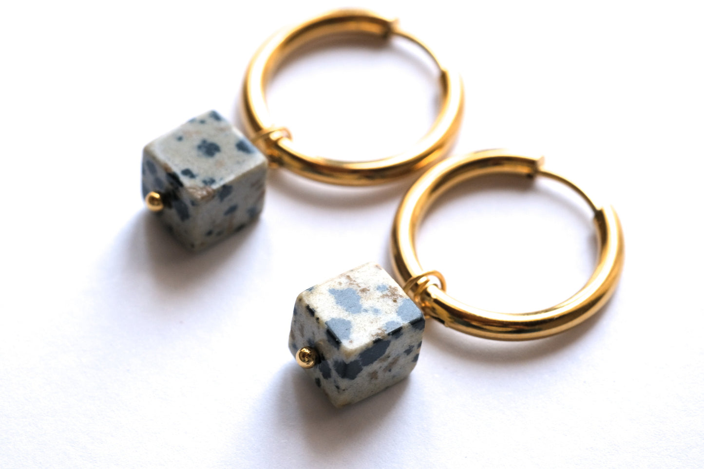 Orecchini a cerchio con pietre a cubo di diaspro dalmata