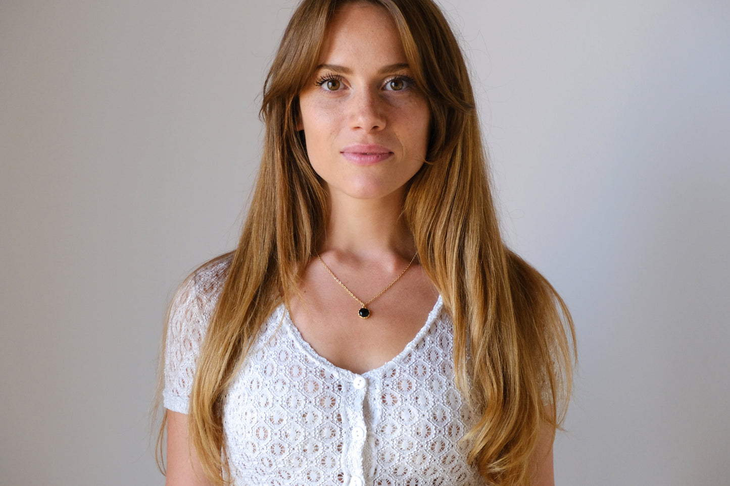 Collana con castone floreale tondo e pietra di onice nera