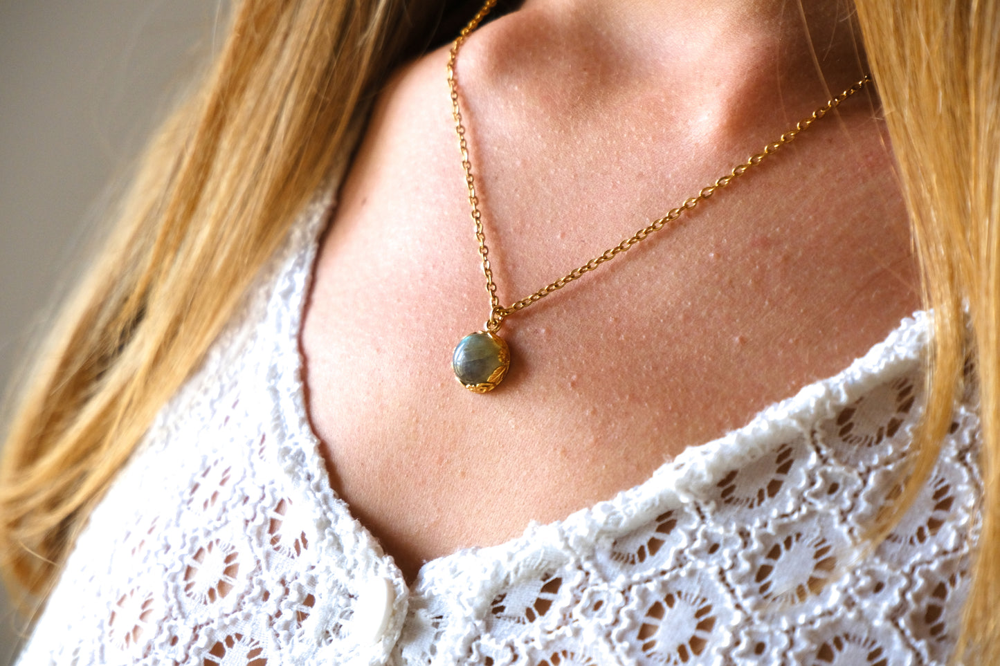 Collana con castone floreale tondo e pietra di labradorite