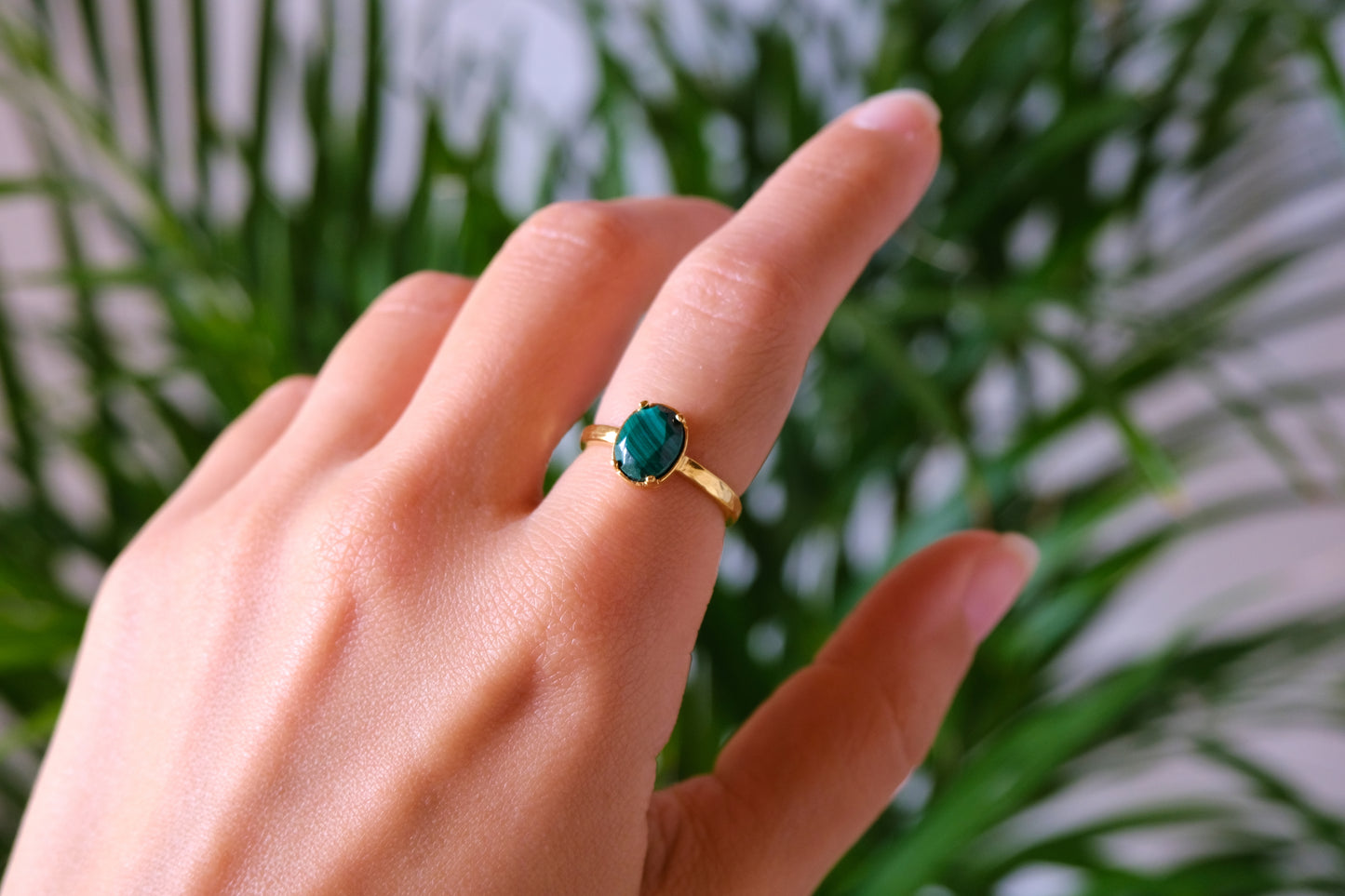 Anello placcato oro regolabile con pietra ovale di malachite