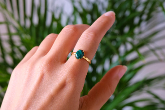 Anello placcato oro regolabile con pietra ovale di malachite