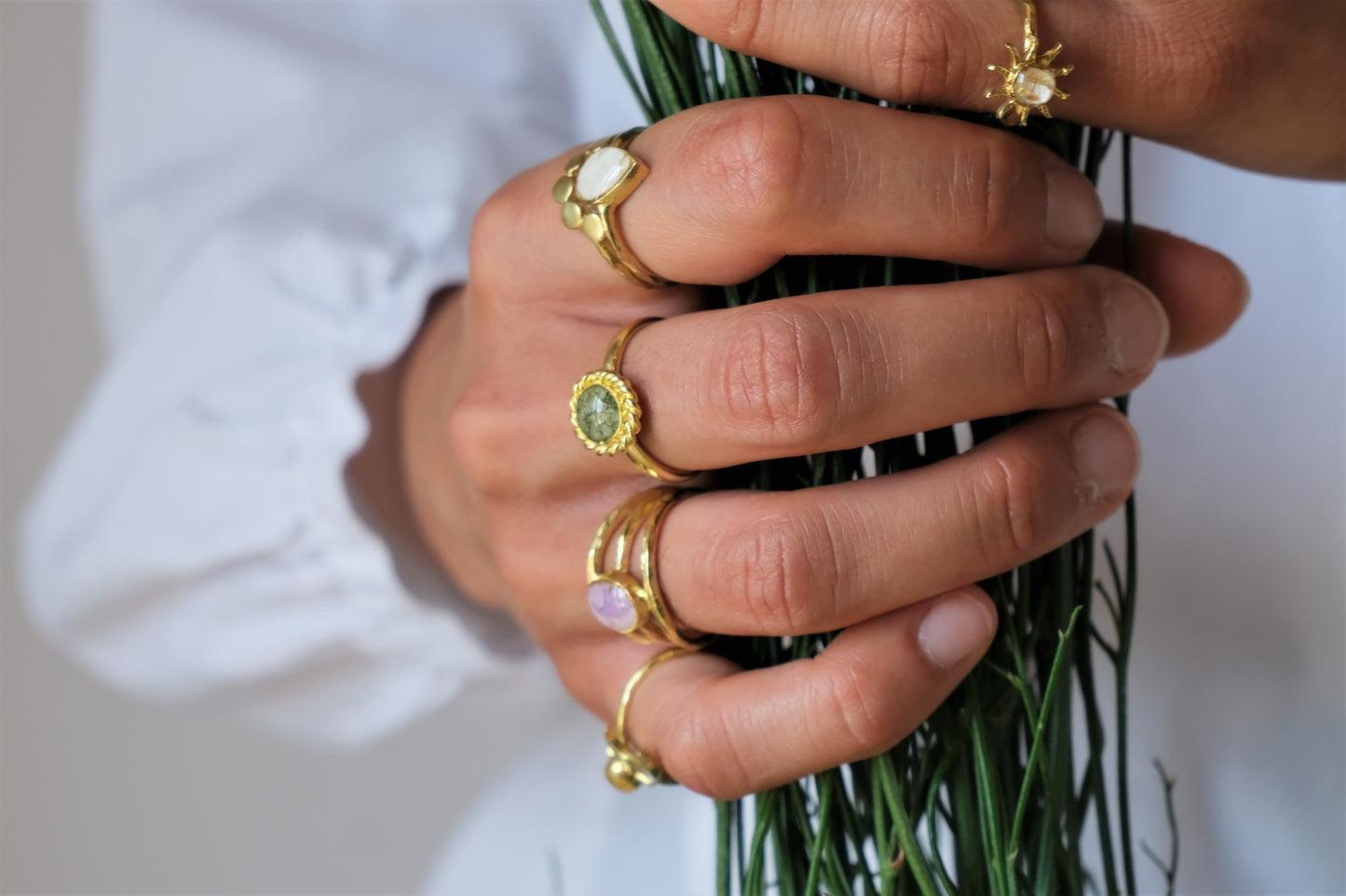 Anello BENEDETTA con dei petali di narciso