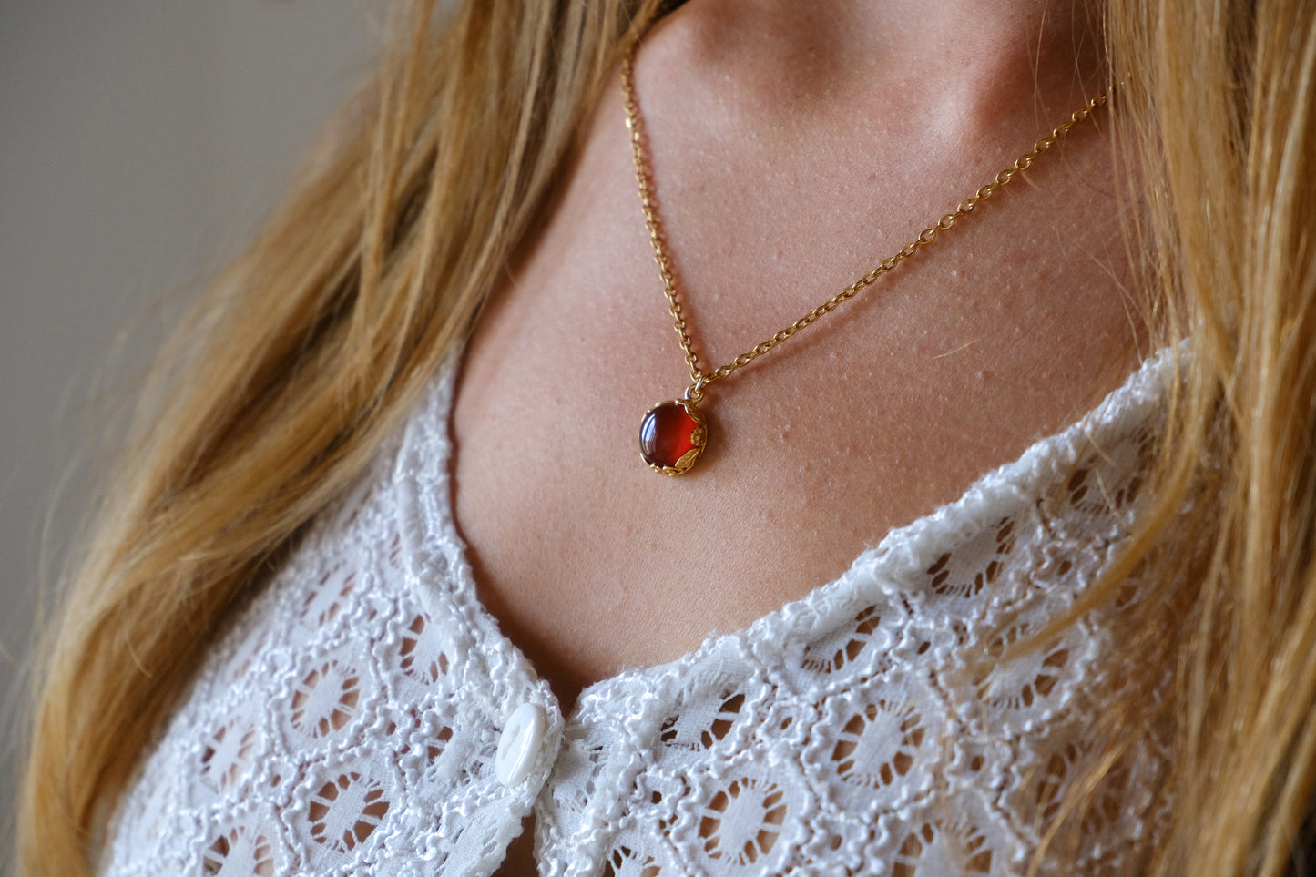 Collana con castone floreale tondo e pietra di agata rossa