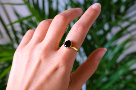 Anello placcato oro regolabile con pietra ovale di onice nera