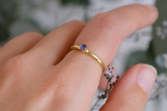Anellino con petali di fiordaliso blu