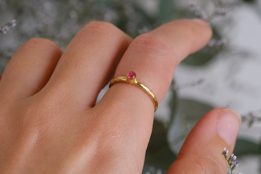 Anellino con petali di rosa selvatica rossa