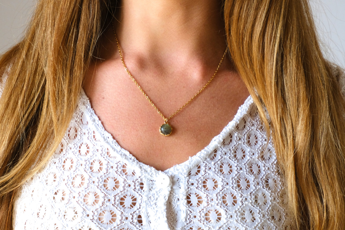 Collana con castone floreale tondo e pietra di labradorite