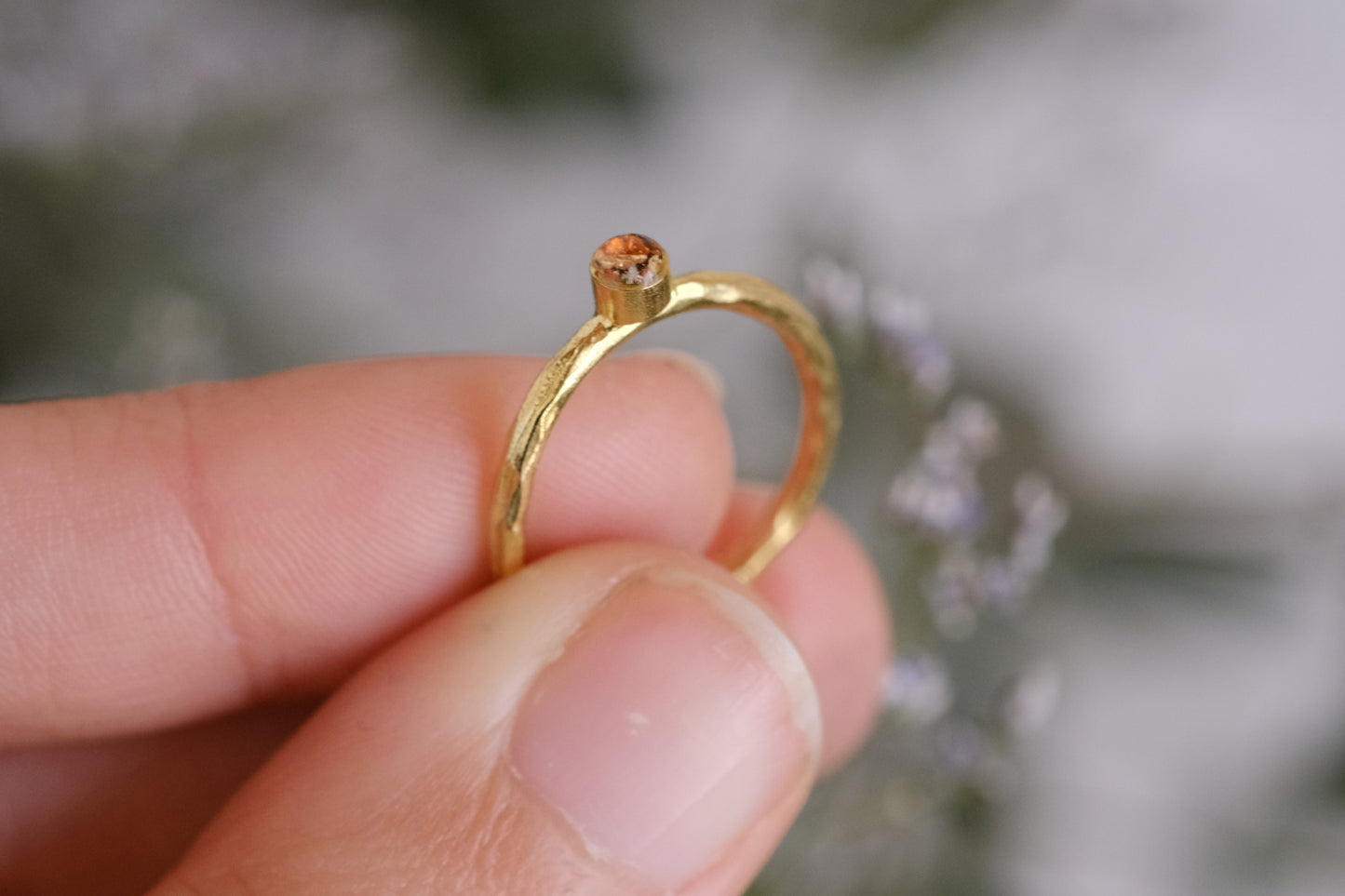 Anellino con un mix di petali e foglia oro