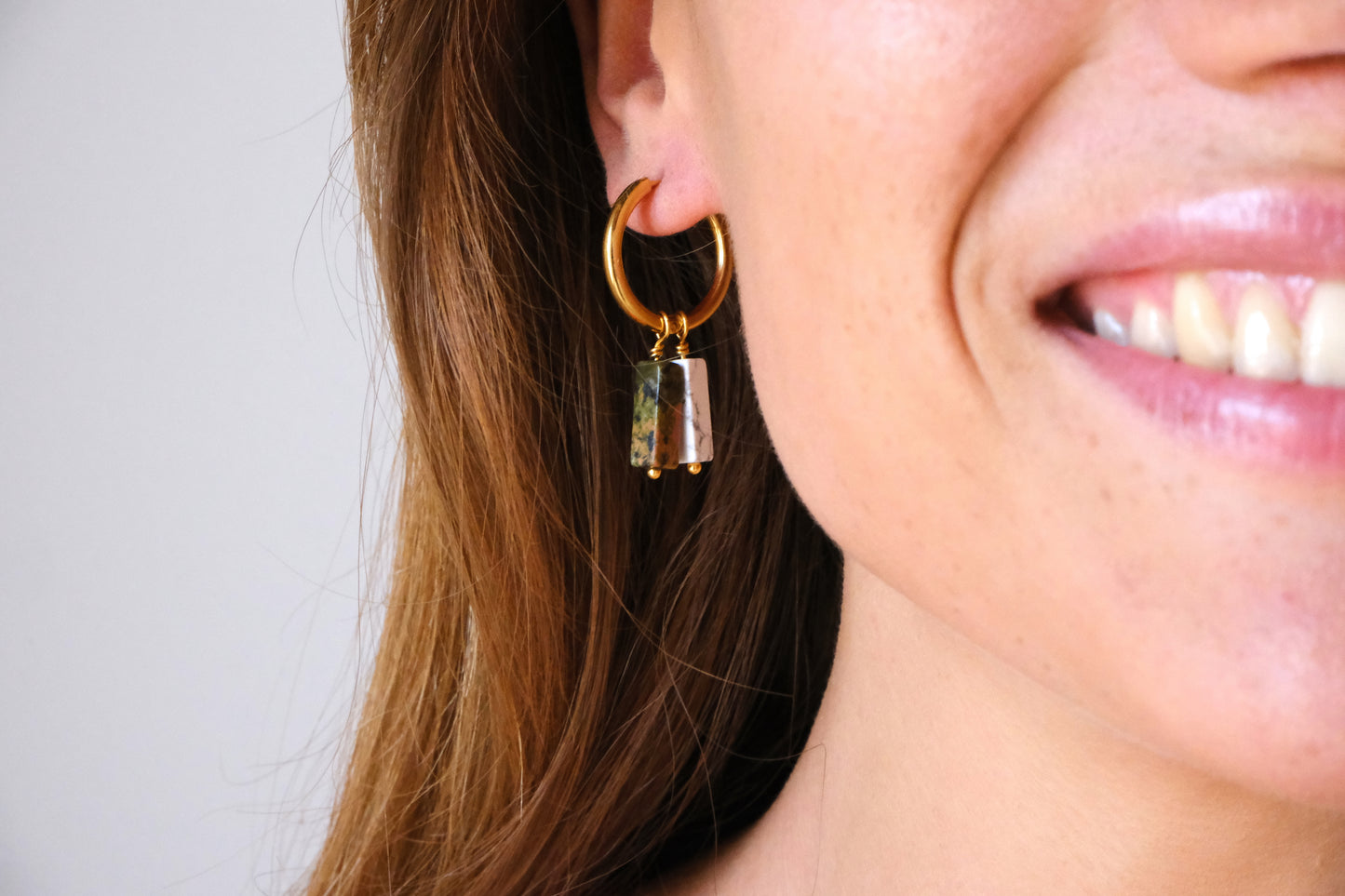 Orecchini a cerchio con doppia pietra di unakite e howlite
