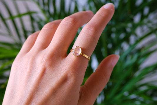 Anello placcato oro regolabile con pietra ovale di quarzo rosa