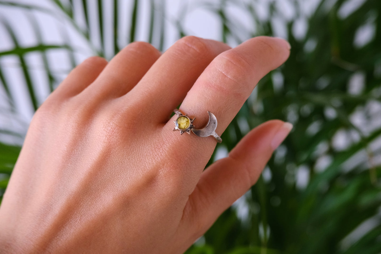 Anello BENEDETTA con dei petali di narciso