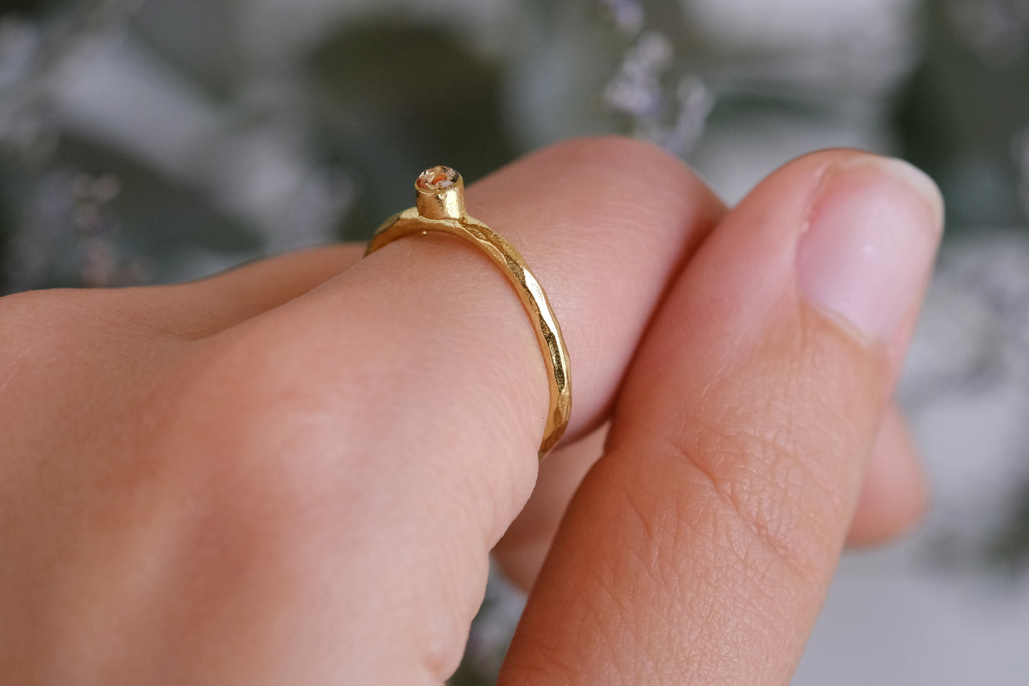 Anellino con un mix di petali e foglia oro