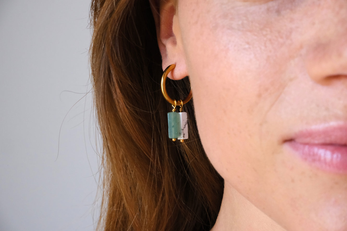 Orecchini a cerchio con doppia pietra di avventurina e howlite
