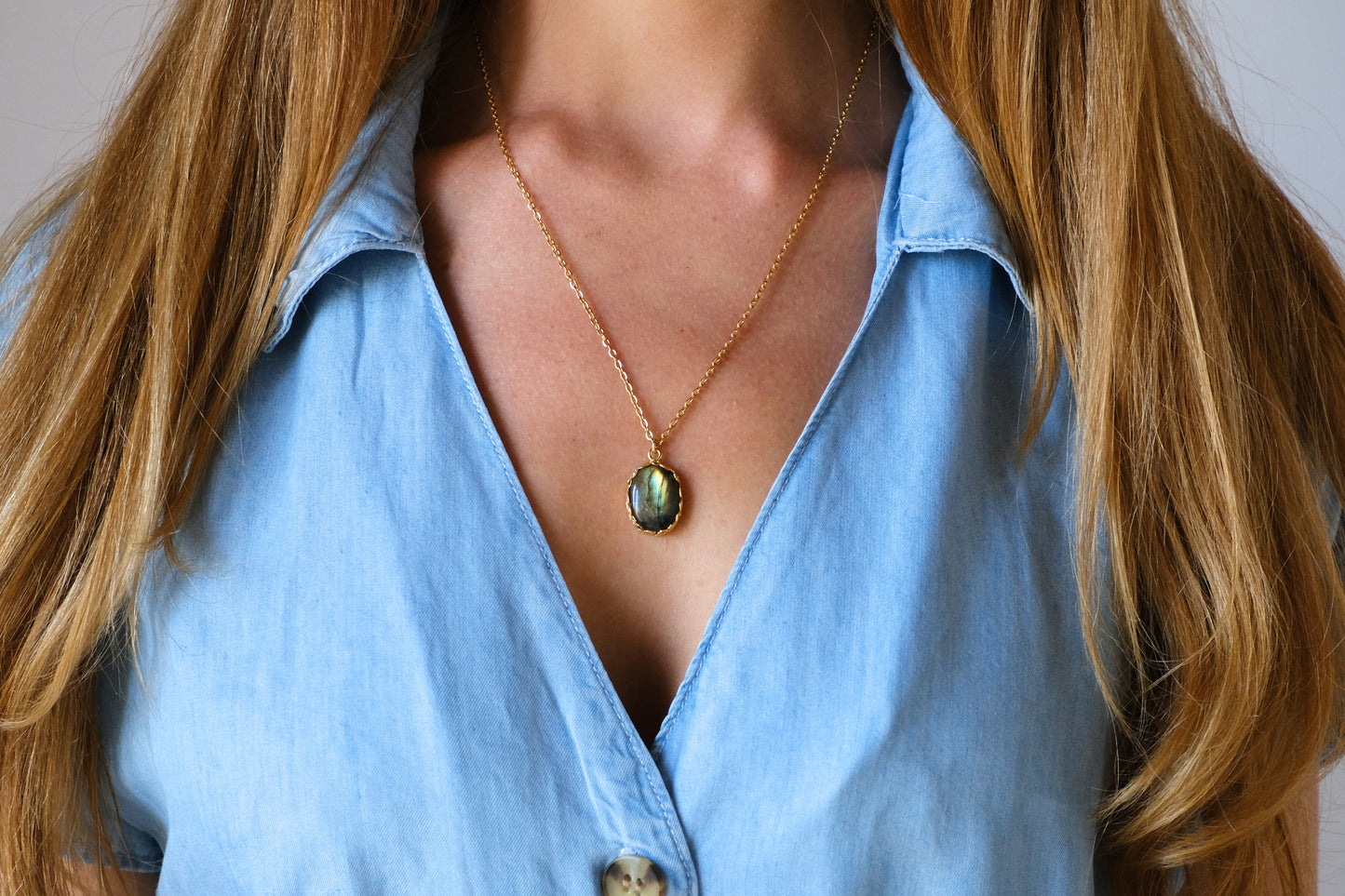Collana con castone con fiori ovale e pietra di labradorite