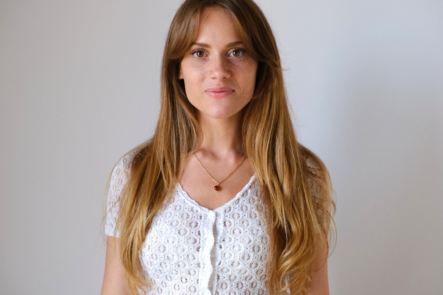 Collana con castone floreale tondo e pietra di agata rossa