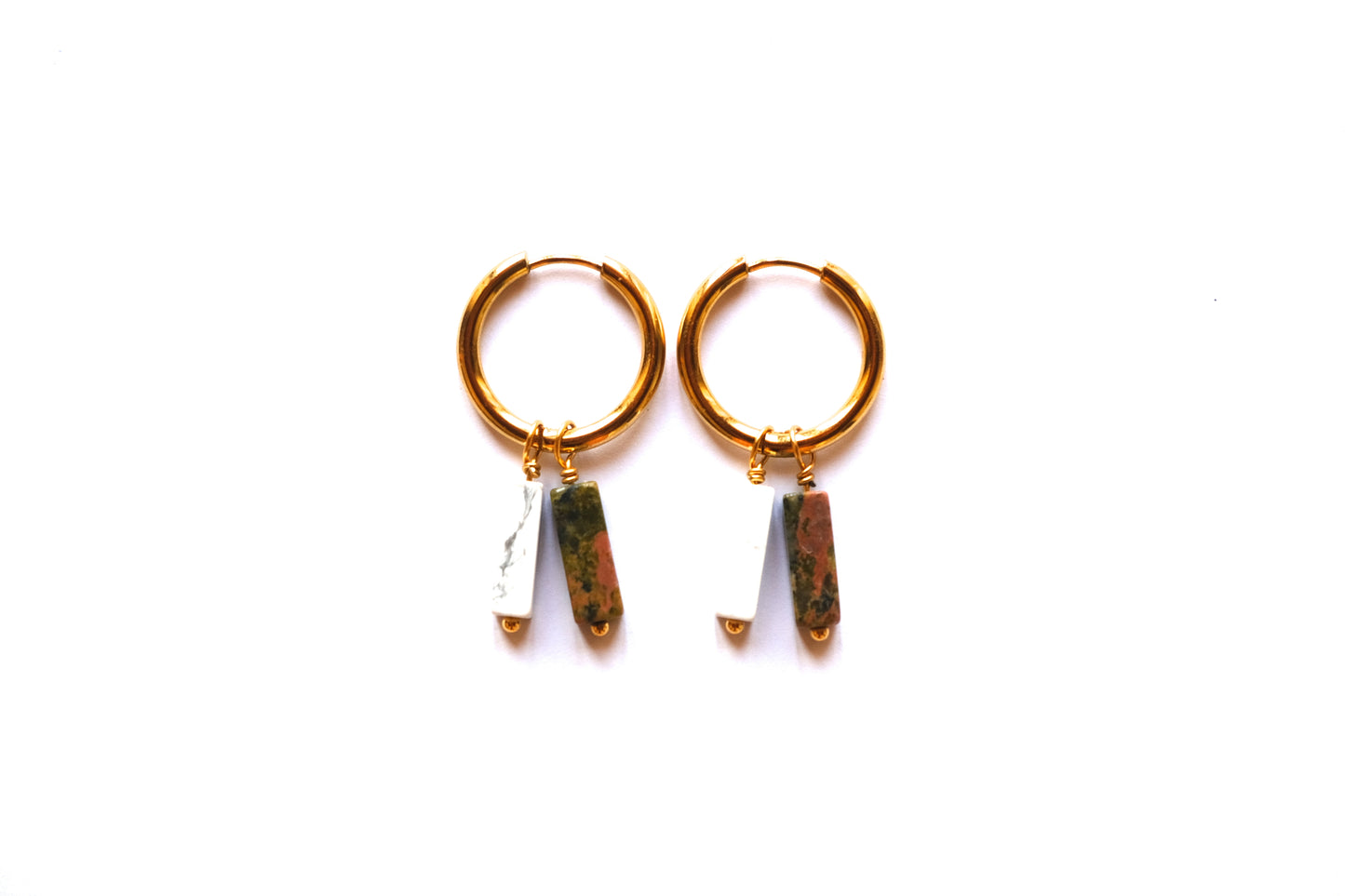 Orecchini a cerchio con doppia pietra di unakite e howlite