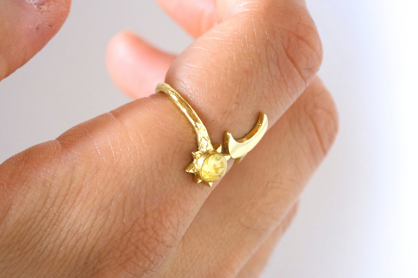 Anello BENEDETTA con dei petali di narciso