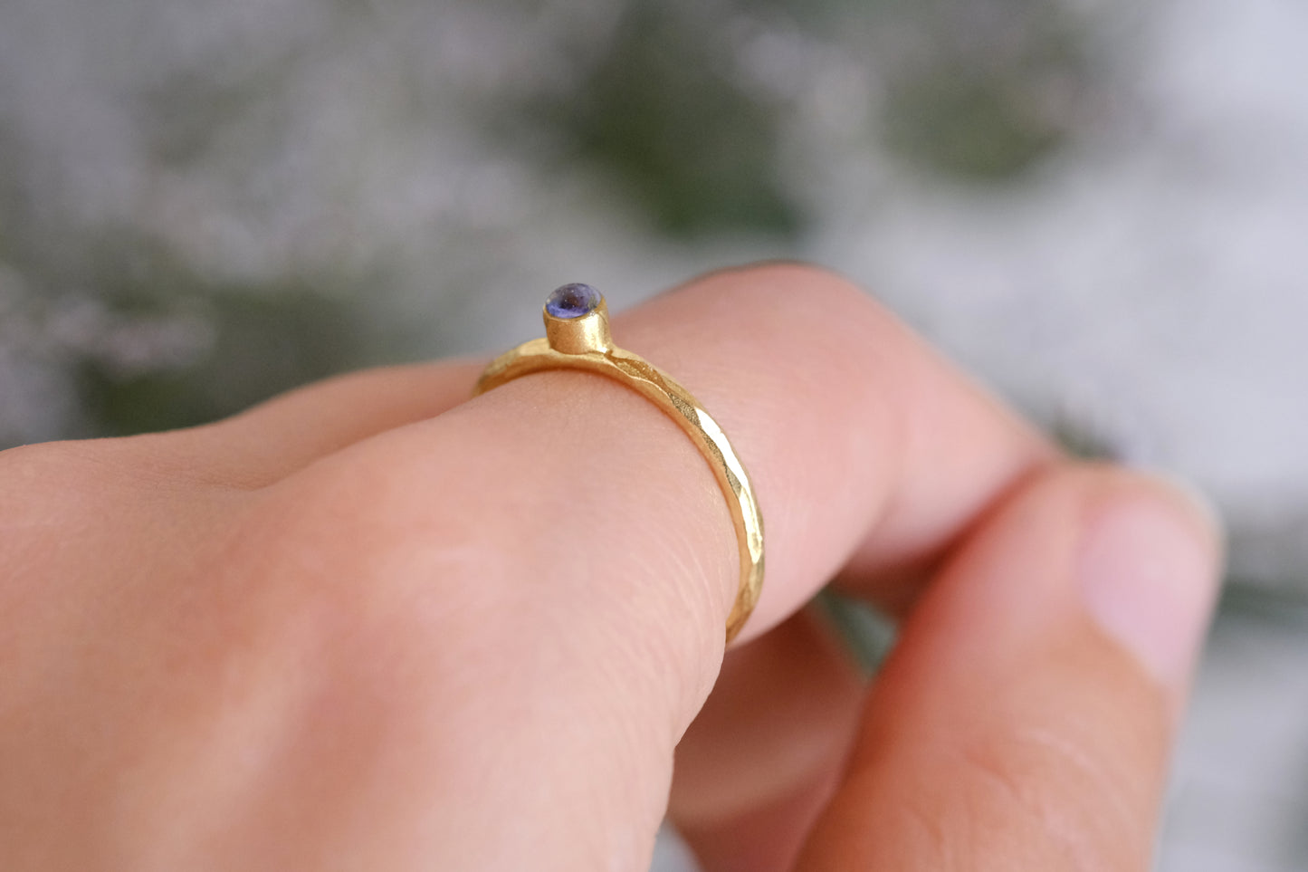 Anellino con petali di fiordaliso blu