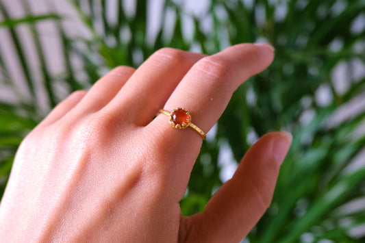 Anello con castone con pietra di corniola