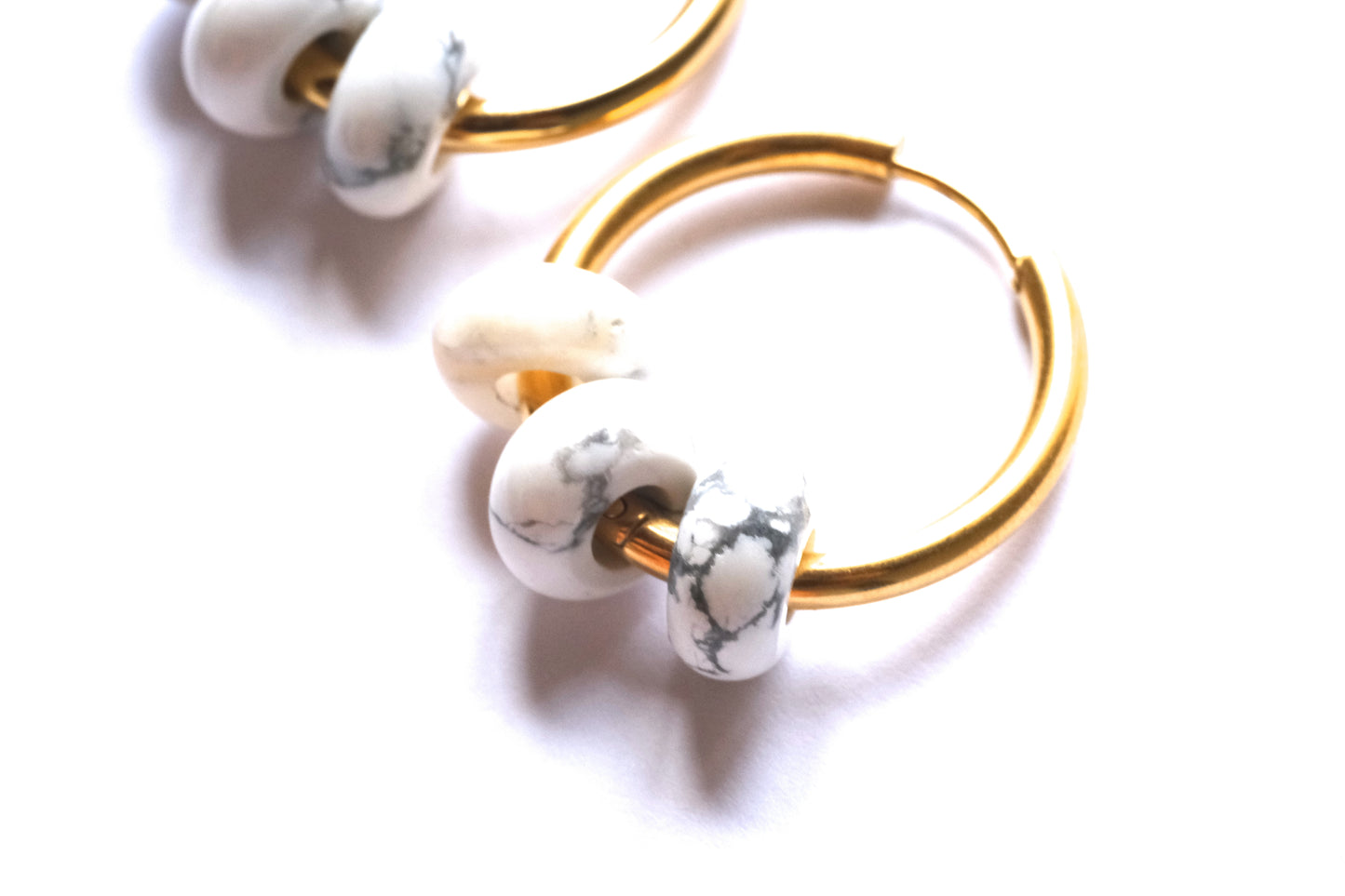 Orecchini a cerchio con tre pietre di howlite