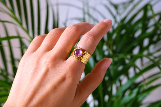 Anello martellato a fascia regolabile con pietra di ametista