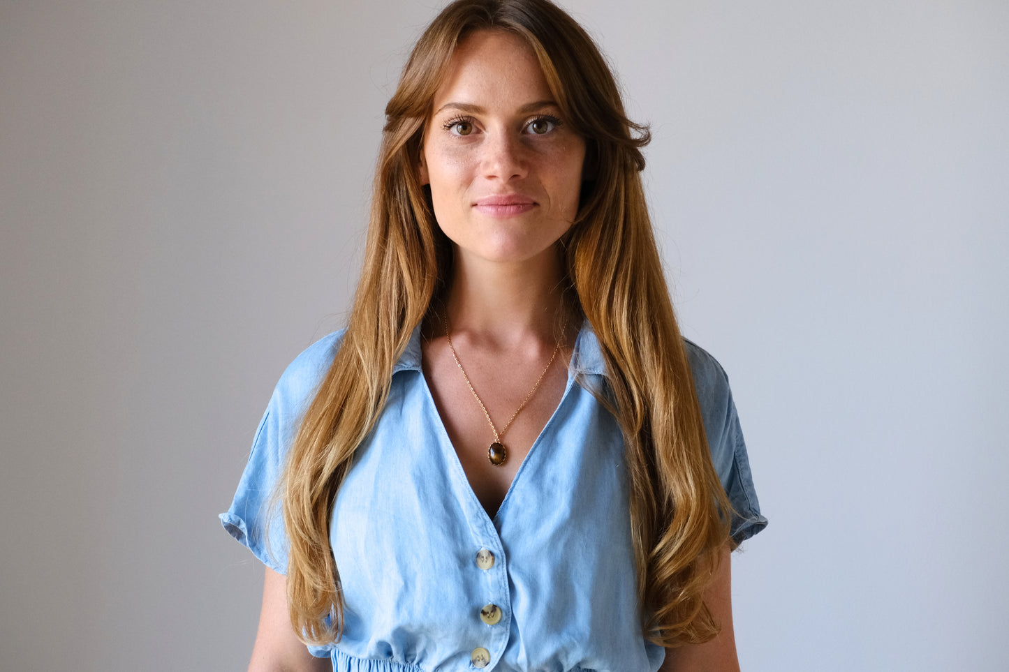 Collana con castone floreale ovale e pietra di occhio di tigre