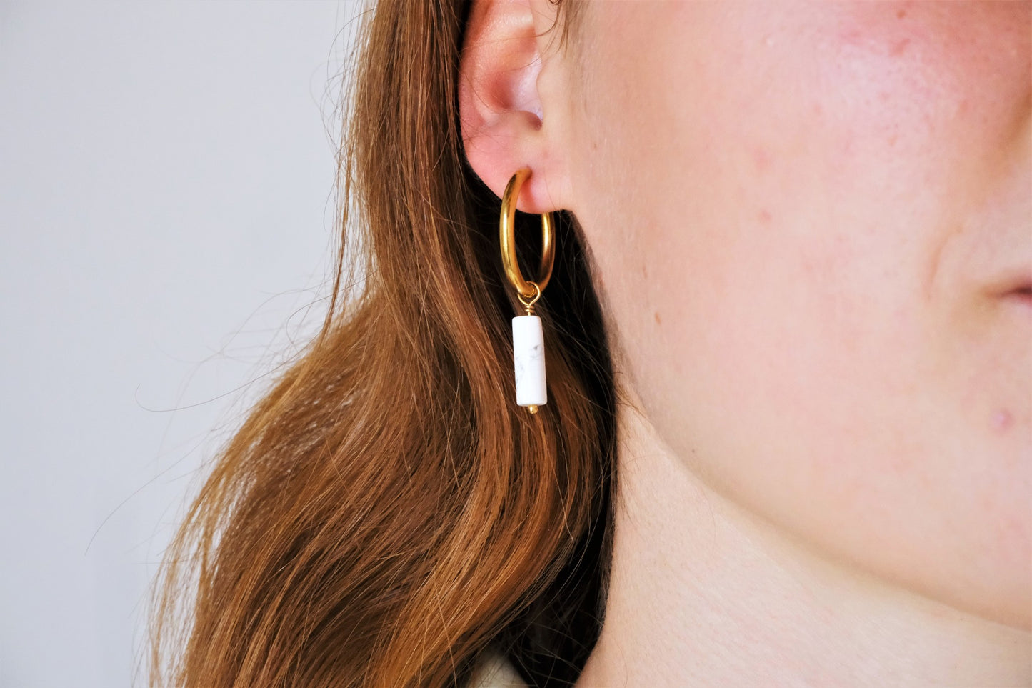 Orecchini a cerchio con pietre a cilindro di howlite