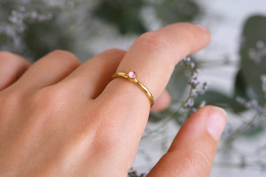 Anellino con petali di speronella rosa