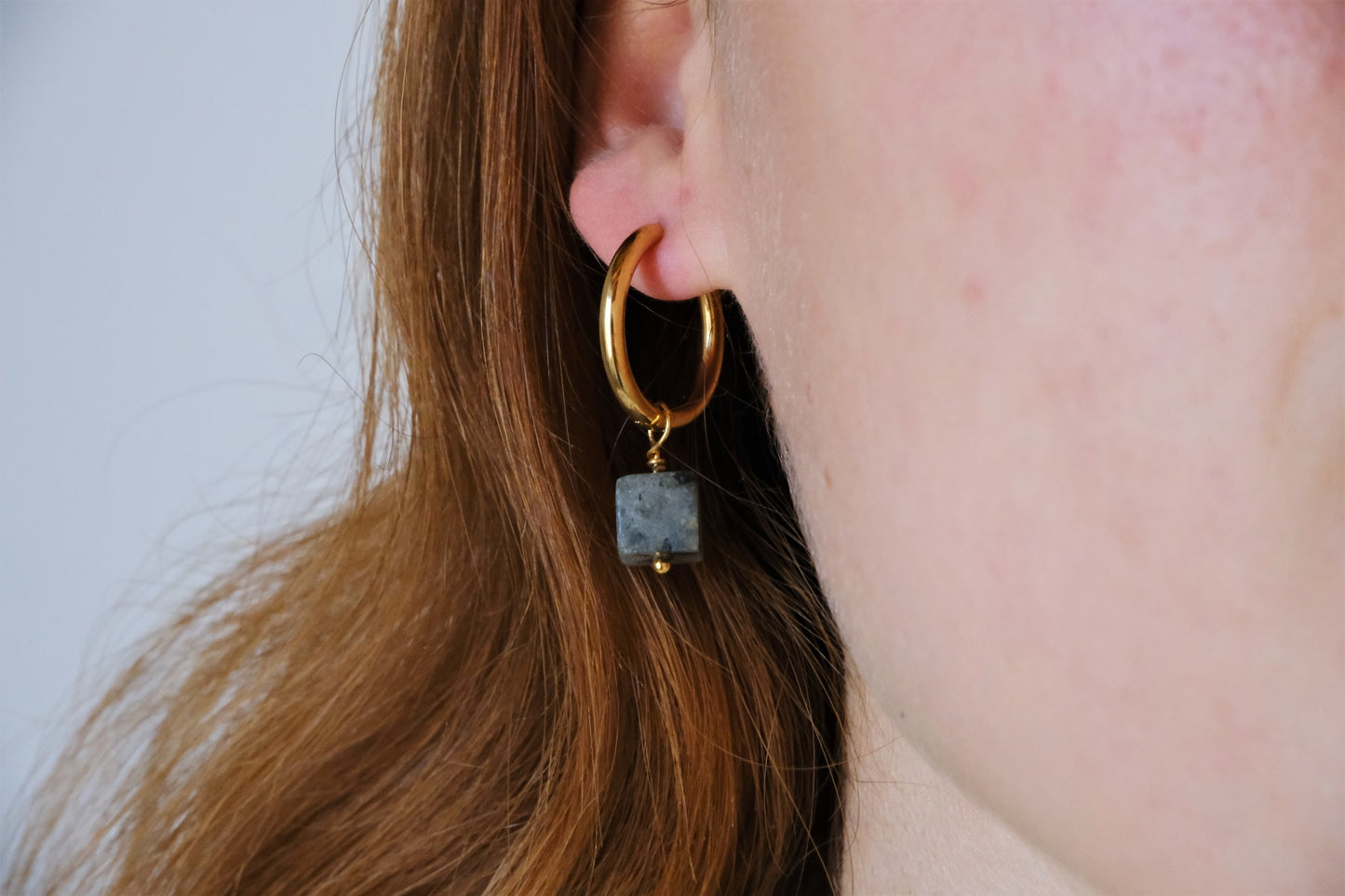 Orecchini a cerchio con pietre a cubo di labradorite