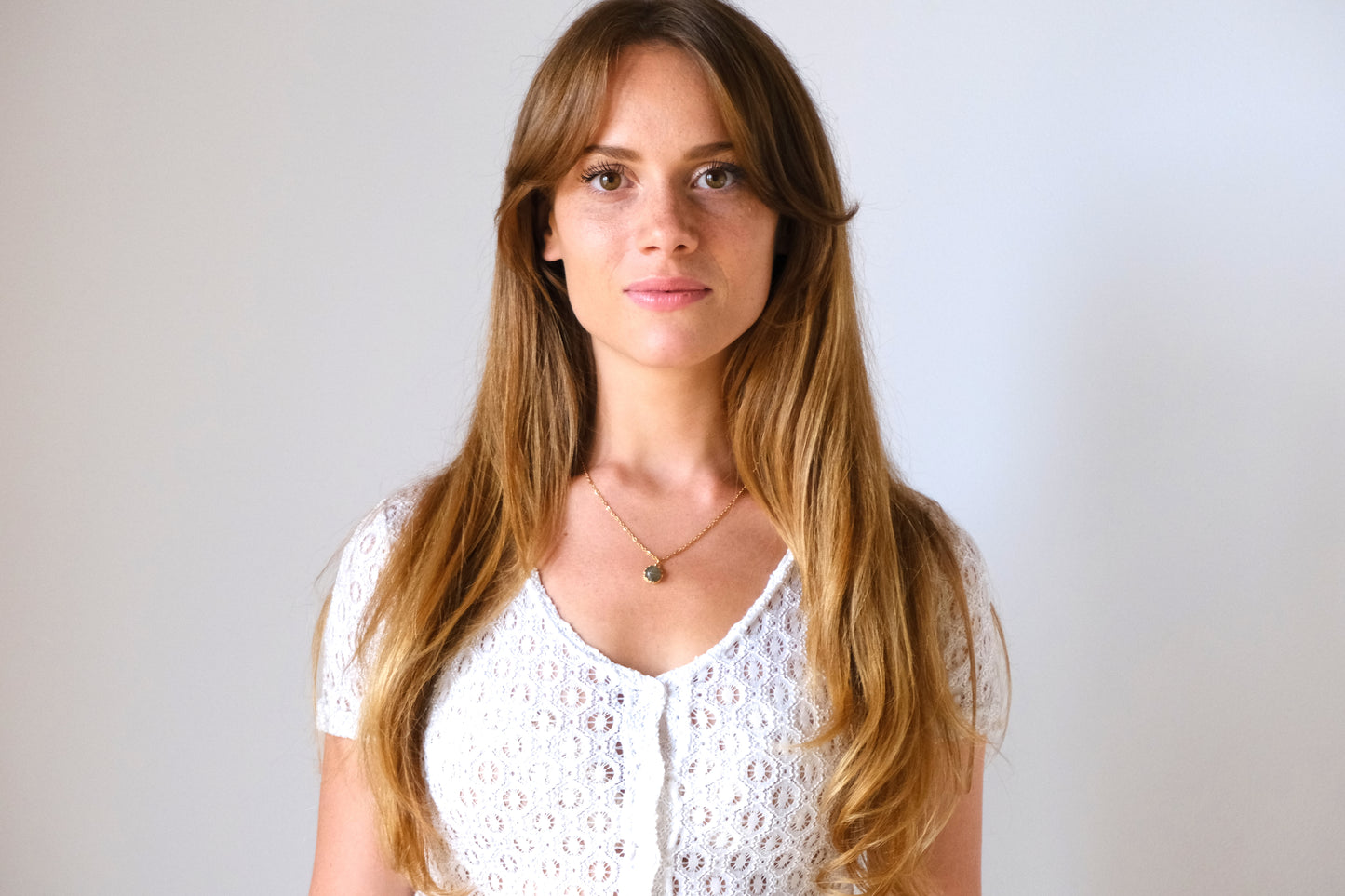 Collana con castone floreale tondo e pietra di labradorite